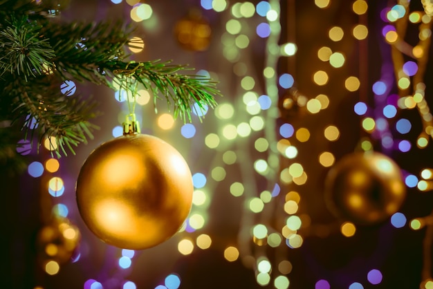 クリスマスの装飾のボケ味の背景の焦点が合っていないライトクリスマスと新年あけましておめでとうございますの背景