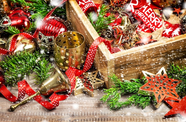 星、おもちゃ、装飾品が入ったクリスマスデコレーションボックス。お祭りの構成ヴィンテージトーンの降雪効果