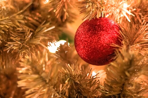 Foto decorazioni natalizie sui rami albero di natale bianco, soft focus