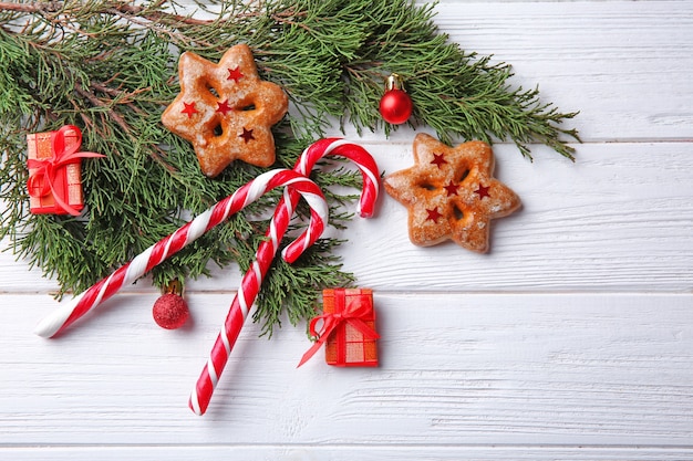 白い木製のテーブルの上のクリスマスの装飾とキャンディー
