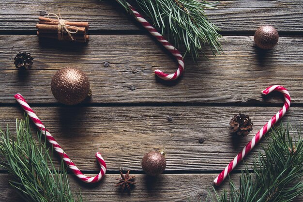 크리스마스 장식들. 사탕 지팡이. 나무 배경입니다.