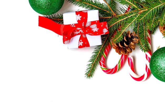 Рождественские украшения, конфеты, палочки, маскирующие неровности на дереве