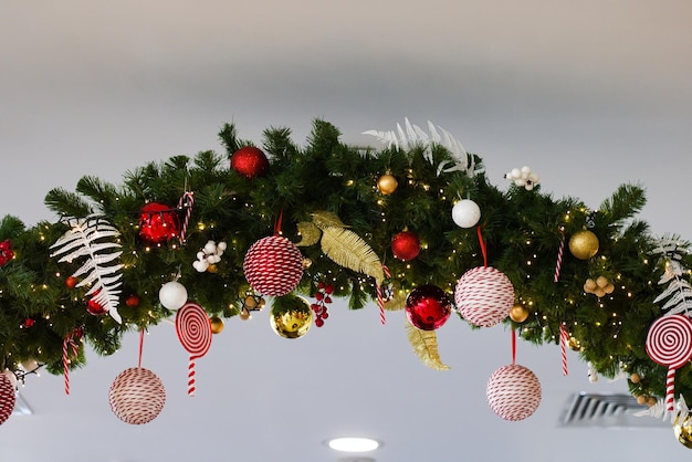 Рождественские украшения на потолке с шарами и еловыми ветками