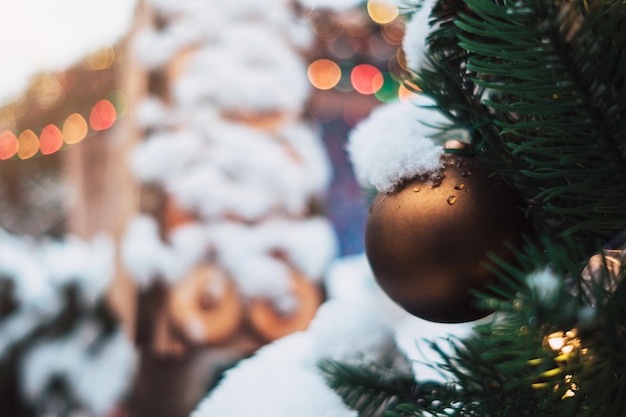 冬のモスクワのクリスマスツリー通りのクリスマスデコレーションクリスマスマーケットと雪の祭り