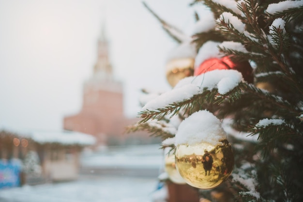 겨울 모스크바 크리스마스 시장과 눈 속에서 축제의 크리스마스 나무 거리에 크리스마스 장식