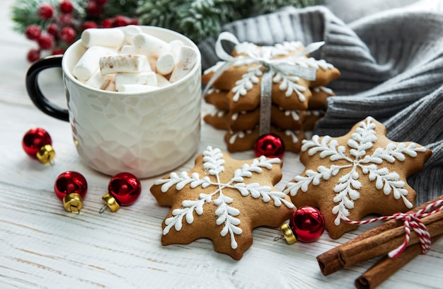 Decorazioni natalizie, biscotti al cacao e panpepato. fondo di legno bianco.