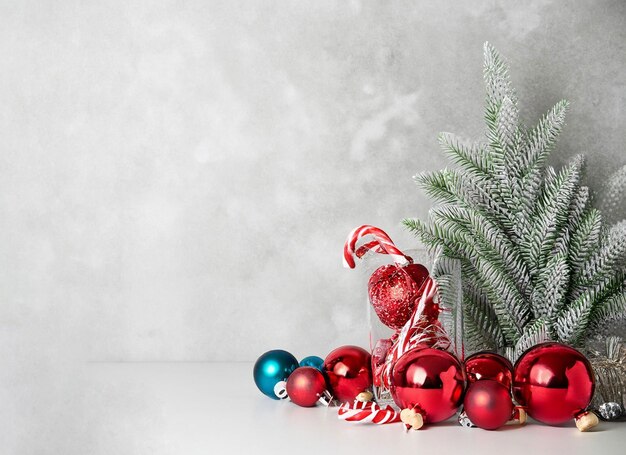 Рождественские украшения концепция Верхний вид фото золотых и зеленых шариков шаров звездные украшения конфеты и сосновые ветви на изолированном белом фоне с пустым пространством