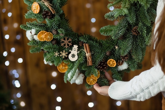 写真 クリスマスの飾り。お祝いの花輪。