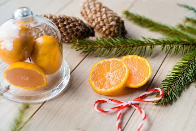 전나무 나무 가지와 만다린 오렌지의 과일로 만든 크리스마스 장식