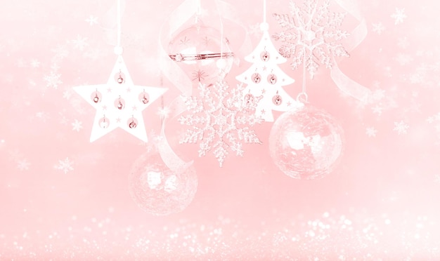 Foto decorazioni natalizie ghirlanda di palline di vetro trasparenti e fiocchi di neve lucidi con nastri
