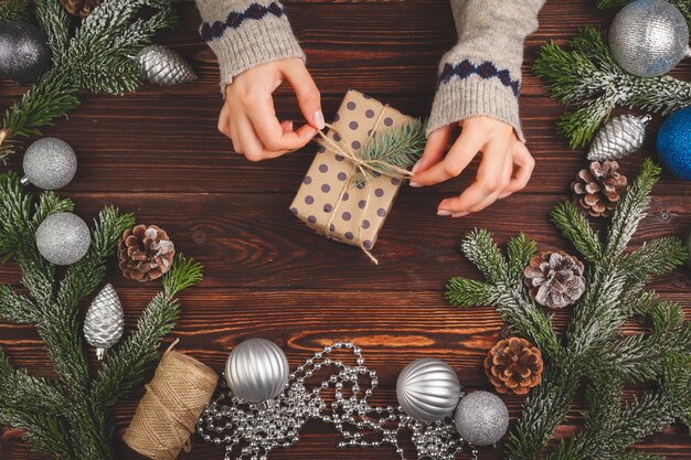 나무 표면 상단보기에 크리스마스 장식 및 선물