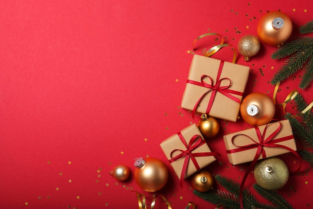 Decorazioni natalizie e regali su uno sfondo colorato vista dall'alto