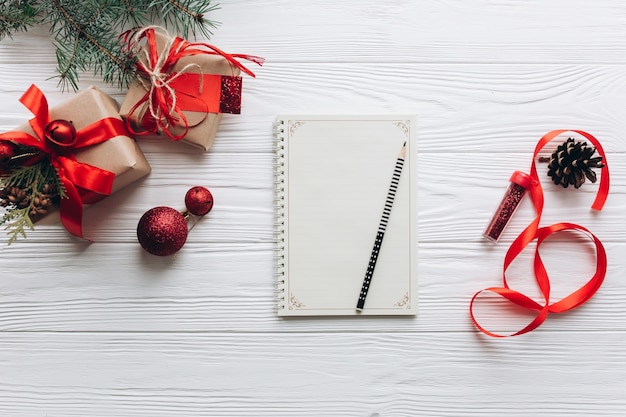 Decorazioni di natale, regali su un fondo di legno bianco