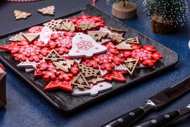 Photo christmas decorations and gingerbreads on a dark concrete table getting ready to celebration