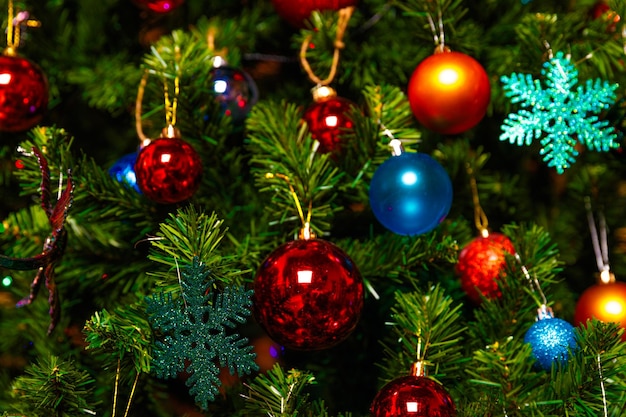 크리스마스 장식은 다양한 색상의 유리 공으로 나무에 매달려 있습니다. 고품질 사진