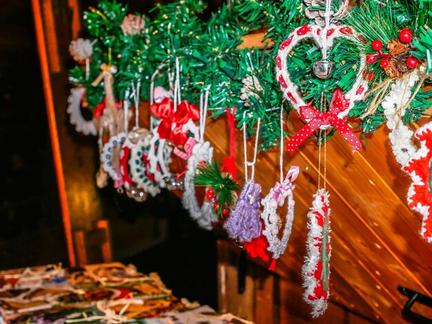 Фото Рождественские украшения, висящие на дереве.