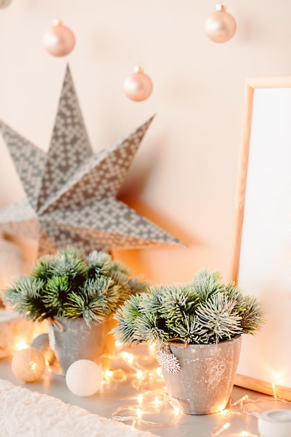 Foto decorazioni natalizie per la casa. abete in vaso su sfondo stellato. messa a fuoco selettiva