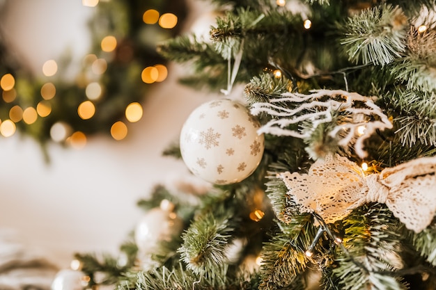 Рождественские украшения дома. Новогодние огни, игрушка, венок и елка Ноэль