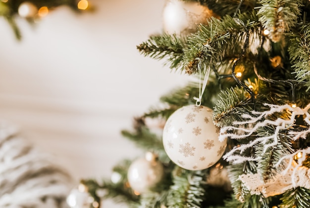 Decorazioni natalizie in casa. luci di capodanno, giocattolo, ghirlanda e albero noel