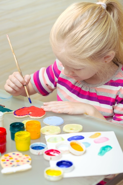 Decorazioni natalizie. bambina ha fatto e dipinto il cuore