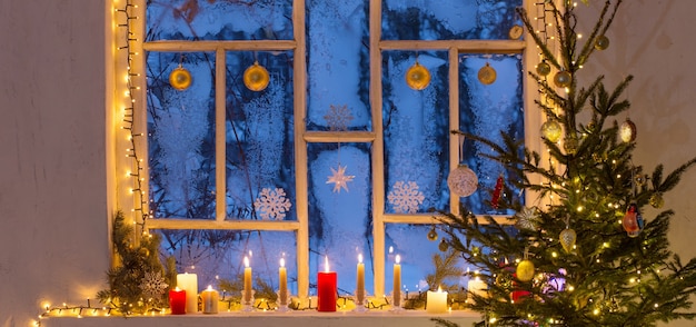 古い木製の窓のクリスマスの装飾