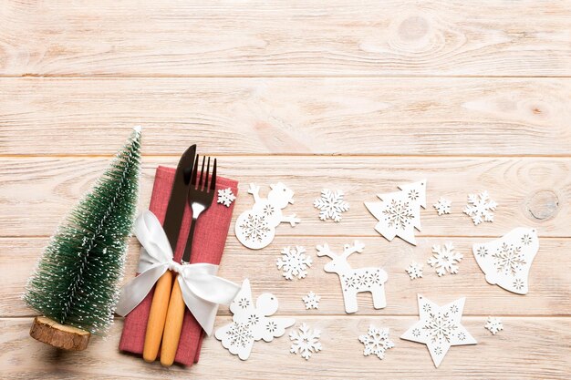 Photo christmas decorations and ornament on wooden background top view of new year advent concept