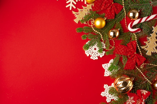 Decorazioni di natale su colore rosso con copyspace