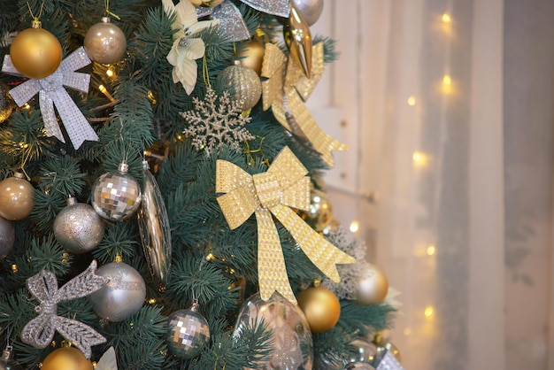 木のクローズアップボールの花輪のおもちゃのクリスマスの装飾