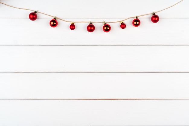 Photo christmas decorations on white wooden background with copy space