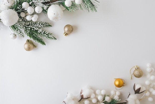 Рождественские украшения с копией пространства на белом деревянном фоне Концепция праздников