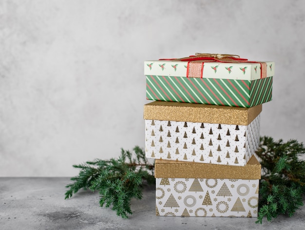 다양 한 다채로운 선물 상자, 크리스마스 트리 분기와 크리스마스 장식. 회색 배경, 복사 공간