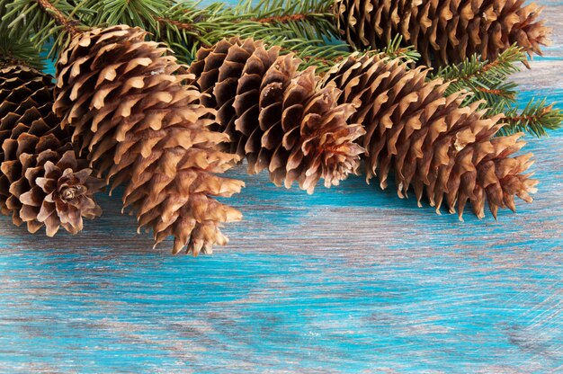 木製の背景のクリスマスの装飾