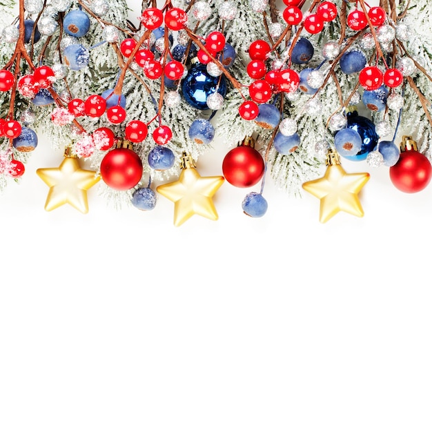 Рождественские украшения Рождественская бордюрная композиция с зеленой зимней еловой веткой, красными ягодами падуба и золотой гирляндой на белом фоне