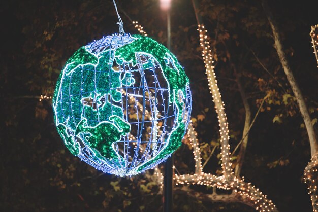 夜の街並みを彩るクリスマスイルミネーション