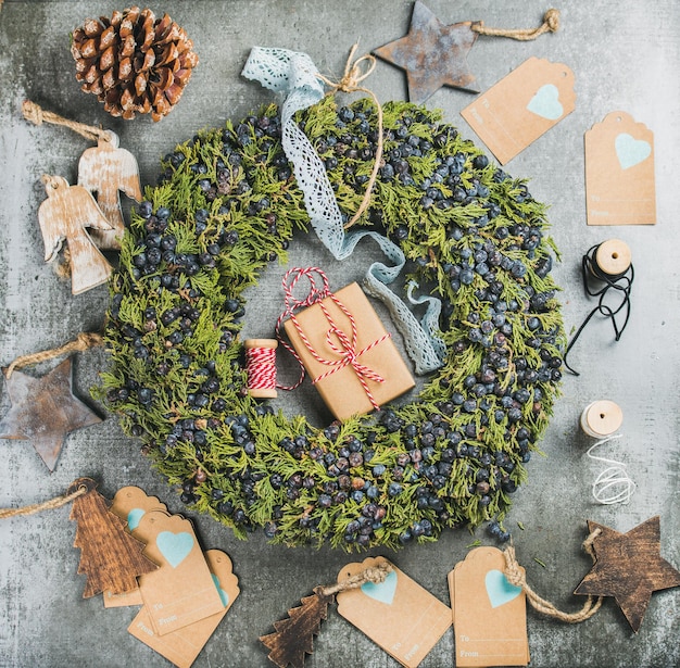 クリスマスの装飾的な花輪の木のおもちゃは、装飾を作るための材料を提示します