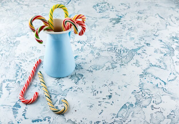 Foto decorazioni natalizie con sfondo chiaro. bastoncino di zucchero.