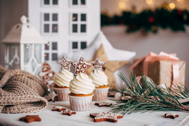 ジンジャーブレッドの星で飾られたクリスマスのおいしいカップケーキ。