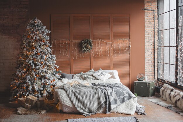 사진 침실의 크리스마스 디자인. 방에 아직도 크리스마스 트리