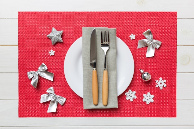 Sfondo di cena di natale con decorazioni rustiche e utensili da cucina. vista dall'alto.