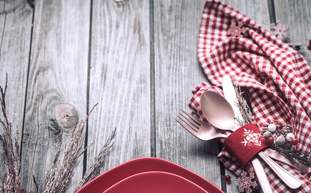 Posate cena di natale con decorazioni su uno sfondo di legno