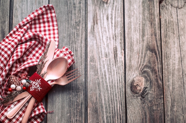 Foto cena di natale con bellissime posate e decorazioni festive su fondo in legno, concetto di celebrazione e atmosfera familiare