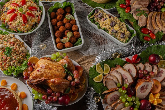 구운 칠면조와 브라질 음식이 포함된 크리스마스 저녁 전통 크리스마스 테이블