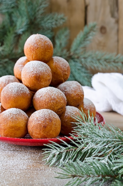 Photo christmas donuts with powdered sugar with fir branch