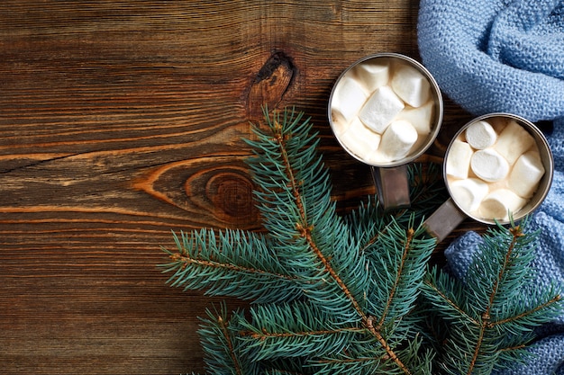 クリスマスドリンクマグホットコーヒーとマシュマロ木製の背景新年