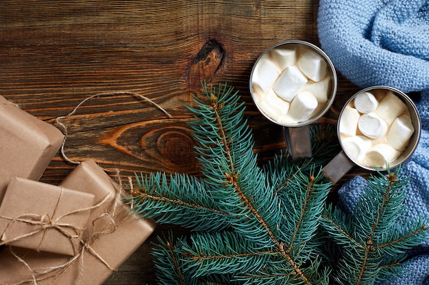 나무 배경 새해에 마시멜로와 함께 크리스마스 음료 머그 뜨거운 커피
