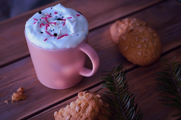 나무 테이블에 홈메이드 쿠키가 있는 크리스마스 음료