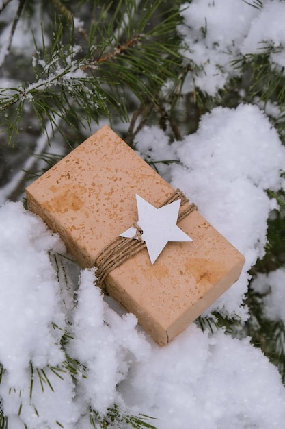 写真 クリスマス エコ ギフト素朴なビンテージ スタイルの冬の休日は雪に覆われたモミの枝の背景ゼロにモックアップします。