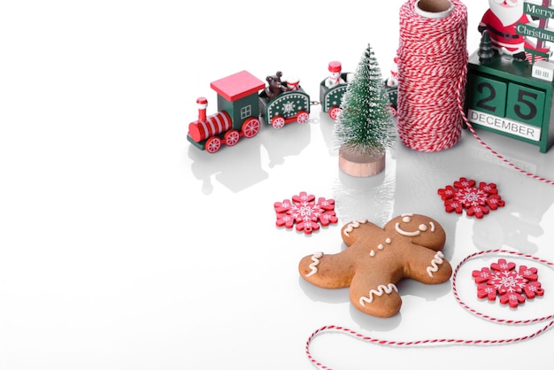 새해 나무를 장식하고 휴가를 준비하기 위한 장식의 크리스마스 요소. 새해 장난감