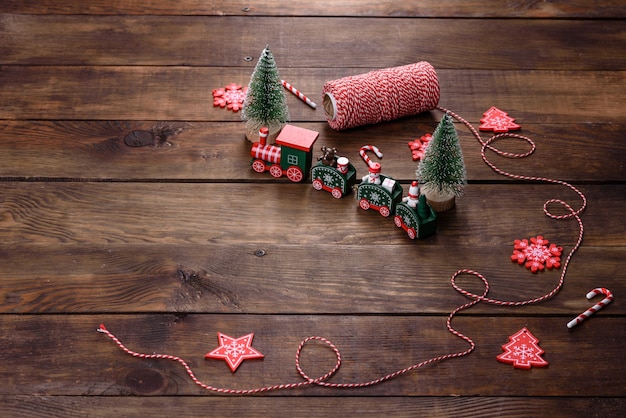 Elementi natalizi di decorazioni per decorare l'albero di capodanno