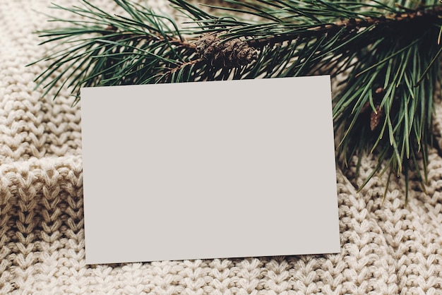クリスマス空のカード空白のクリスマス ノートまたはクリスマス休日エコ デザイン クリスマス季節の挨拶モックアップ サンタ クロースへの手紙のモミとスタイリッシュなシンプルなニット セーターのウィッシュ リスト